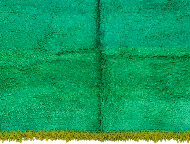 Vintage Berberteppich Grün mit feiner Tonstruktur, 240 × 168 cm, MF-047 – Detailausschnitt von Kante und Fransen