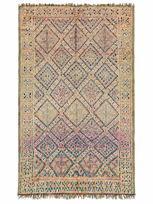 Vintage Berberteppich mit großen Rauten in Pastelltönen aus Marokko, 370 × 210 cm, Gesamtansicht vor weißem Hintergrund.