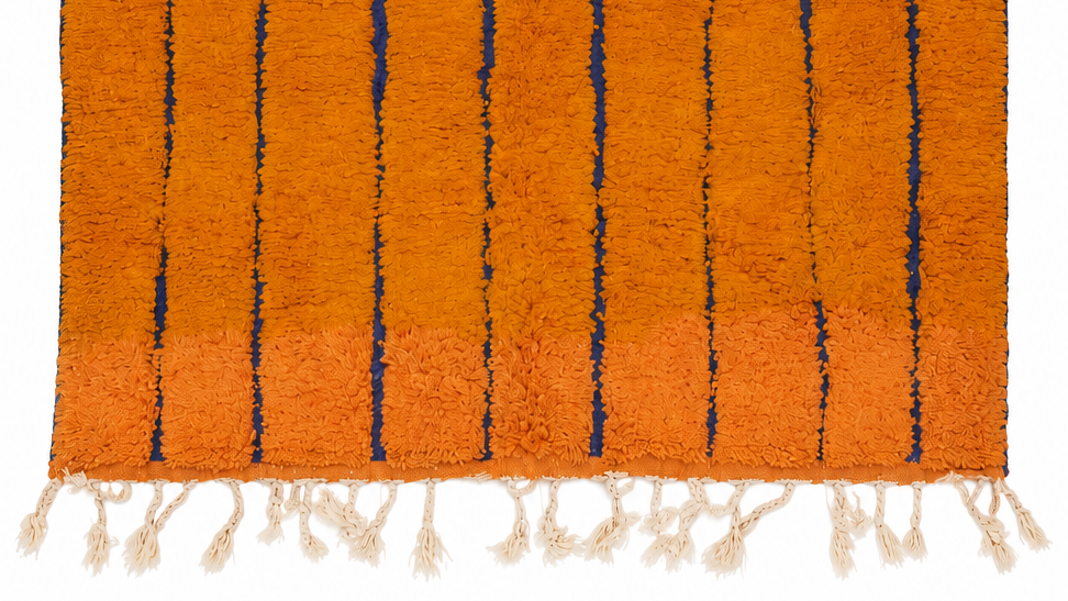 Beni Ourain Vintage Teppich Orange mit dunkelblauen Längsstreifen, 304 × 190 cm, MF-024 – Detailausschnitt von Kante und Fransen