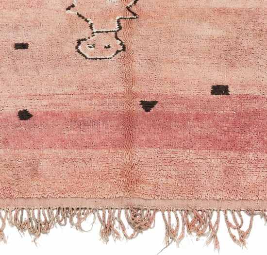 Vintage Berberteppich Pfirsichrosa mit freien Symbolen, 312 × 165 cm, MF-060 – Detailausschnitt von Kante und Fransen