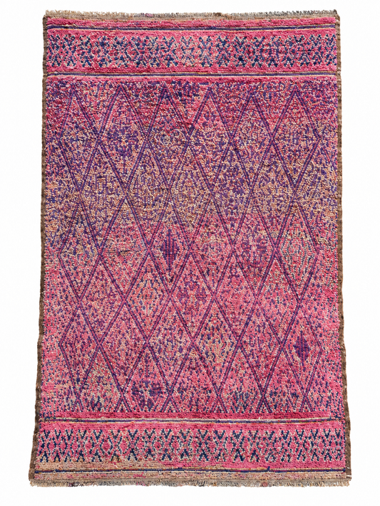 Vintage Berberteppich Rosa mit feinem Rautennetz, 332 × 216 cm – anhand des Originalfotos freigestellte Gesamtansicht.