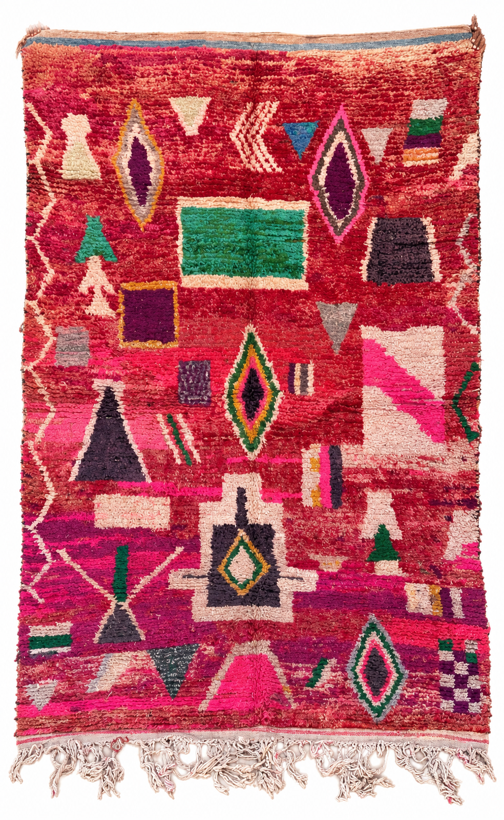 Vintage Berberteppich Rot mit abstrakten Symbolen – 314 × 193 cm – freigestellte Gesamtansicht anhand des Originalfotos.