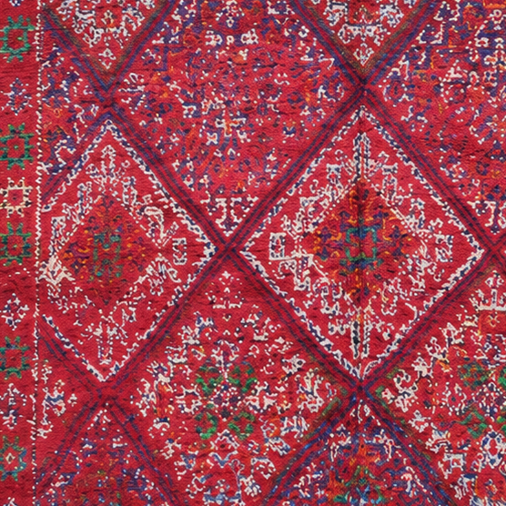 Vintage Berberteppich Rot mit verflochtenen Rauten, 334 × 172 cm, MF-053 – Detailausschnitt der Oberfläche