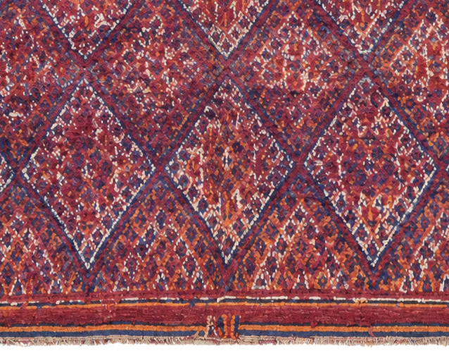 Vintage Berberteppich Rot-Violett mit dichtem Rautennetz, 281 × 196 cm, MF-063 – Detailausschnitt von Kante und Fransen
