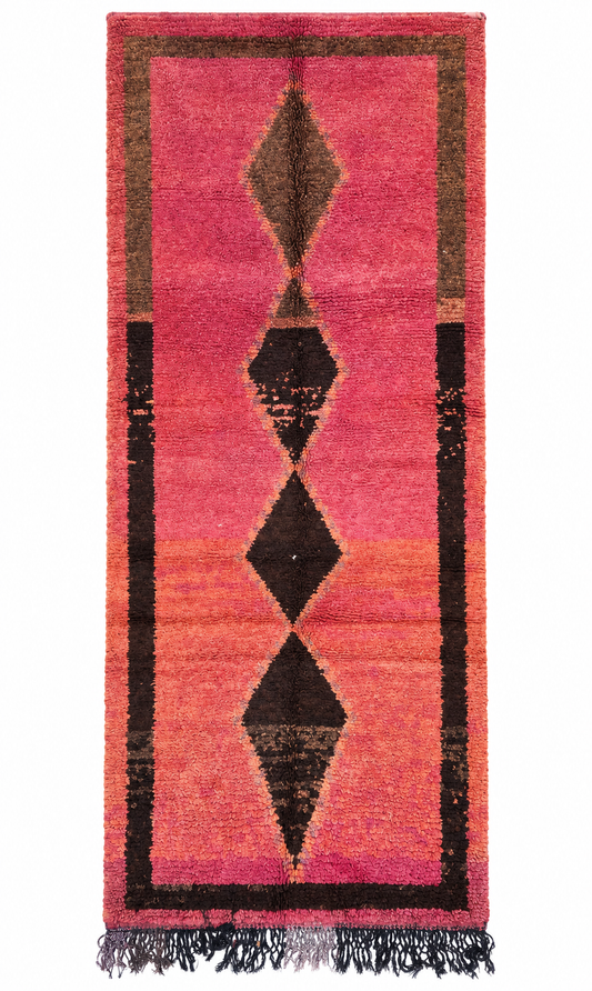 Vintage Läufer Rosa mit schwarzen Rauten – 333 × 130 cm – digital begradigte Gesamtansicht auf weißem Hintergrund.