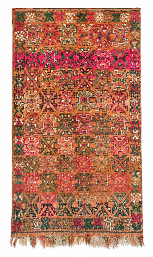 Rosa Vintage Teppich mit dichtem geometrischem Muster – 320 × 190 cm – flache Gesamtansicht auf Weiß.