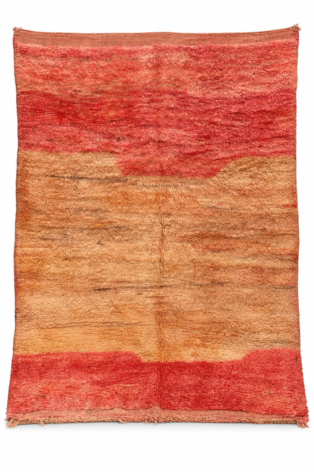 Vintage Teppich Apricot mit roten Farbbändern – 260 × 200 cm – weitere Ansicht mit natürlichem Fall, anhand des Originalfotos aufbereitet.