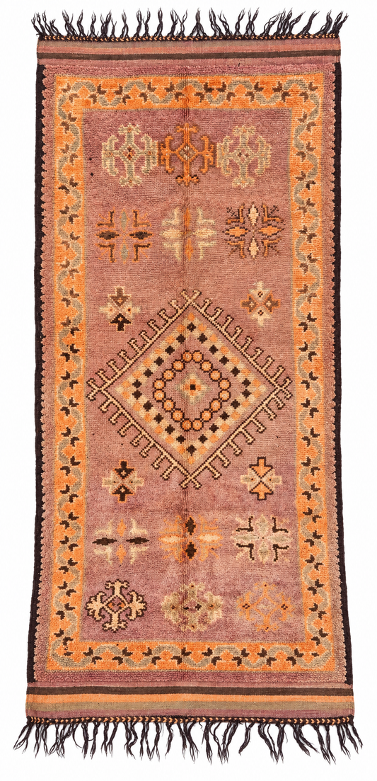 Vintage Teppich Apricot mit zentraler Raute, 300 × 145 cm – anhand des Originalfotos freigestellte Gesamtansicht.