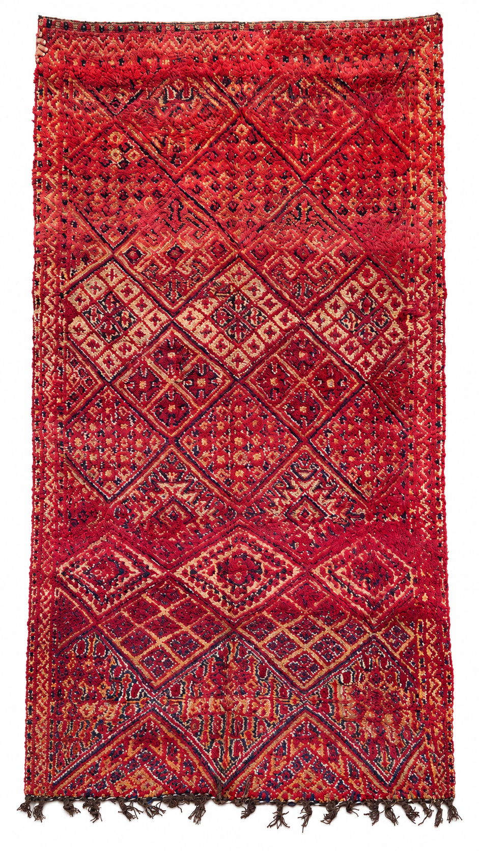 Vintage Teppich Bordeaux mit dichtem Rautenmuster, 330 × 180 cm – anhand des Originalfotos freigestellte Gesamtansicht.