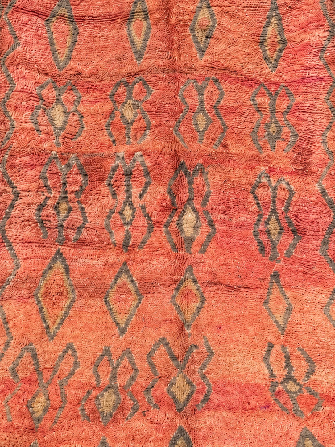 Musterausschnitt: Vintage Teppich in Apricot mit offenen Rautenmotiven – 350 × 180 cm.