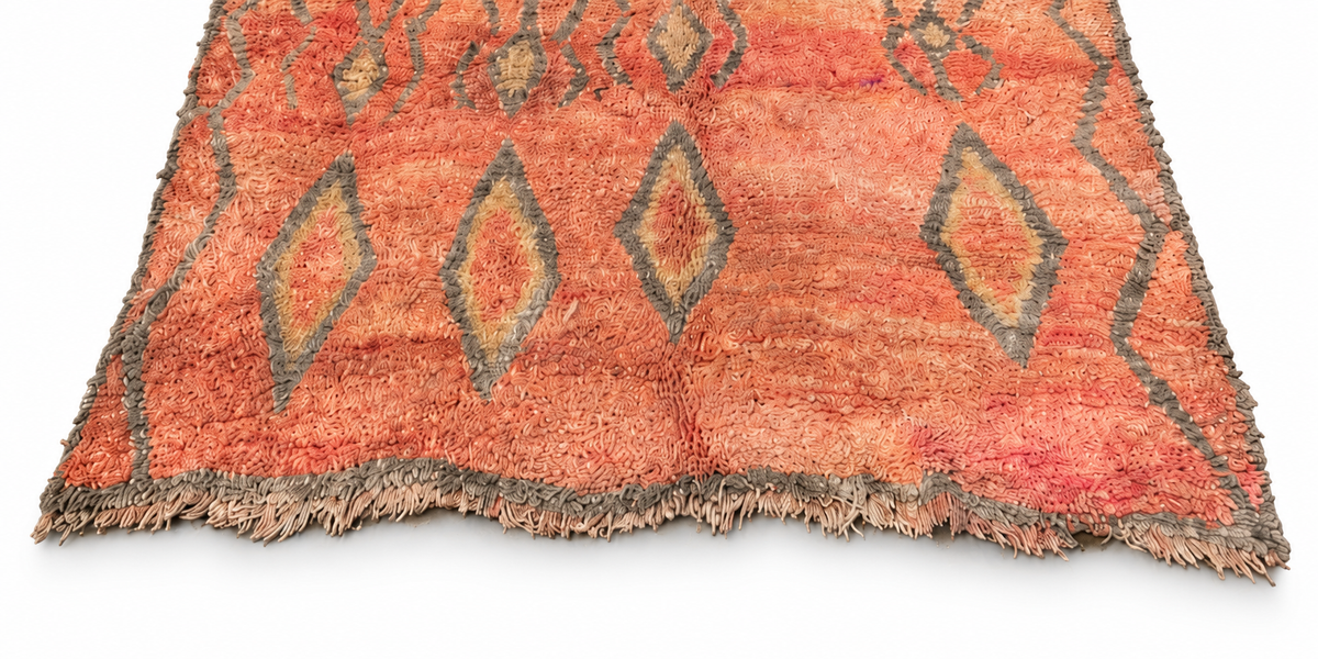 Randausschnitt: Vintage Teppich in Apricot mit offenen Rautenmotiven – 350 × 180 cm.