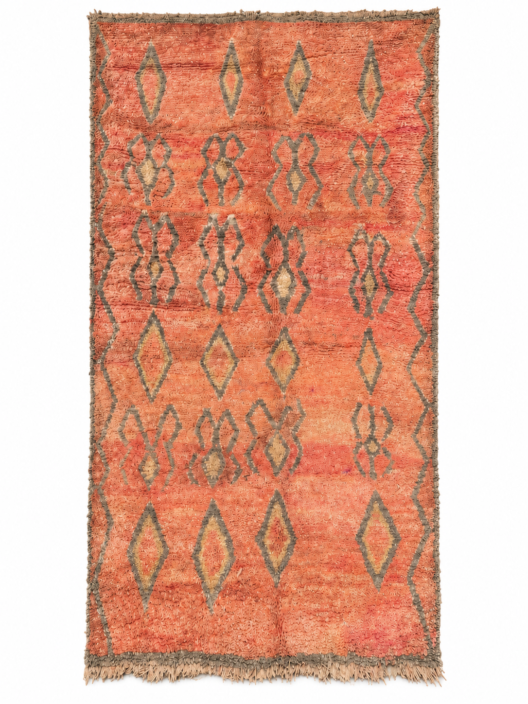 Vintage Teppich in Apricot mit offenen Rautenmotiven aus Marokko, 350 × 180 cm, Gesamtansicht vor weißem Hintergrund.