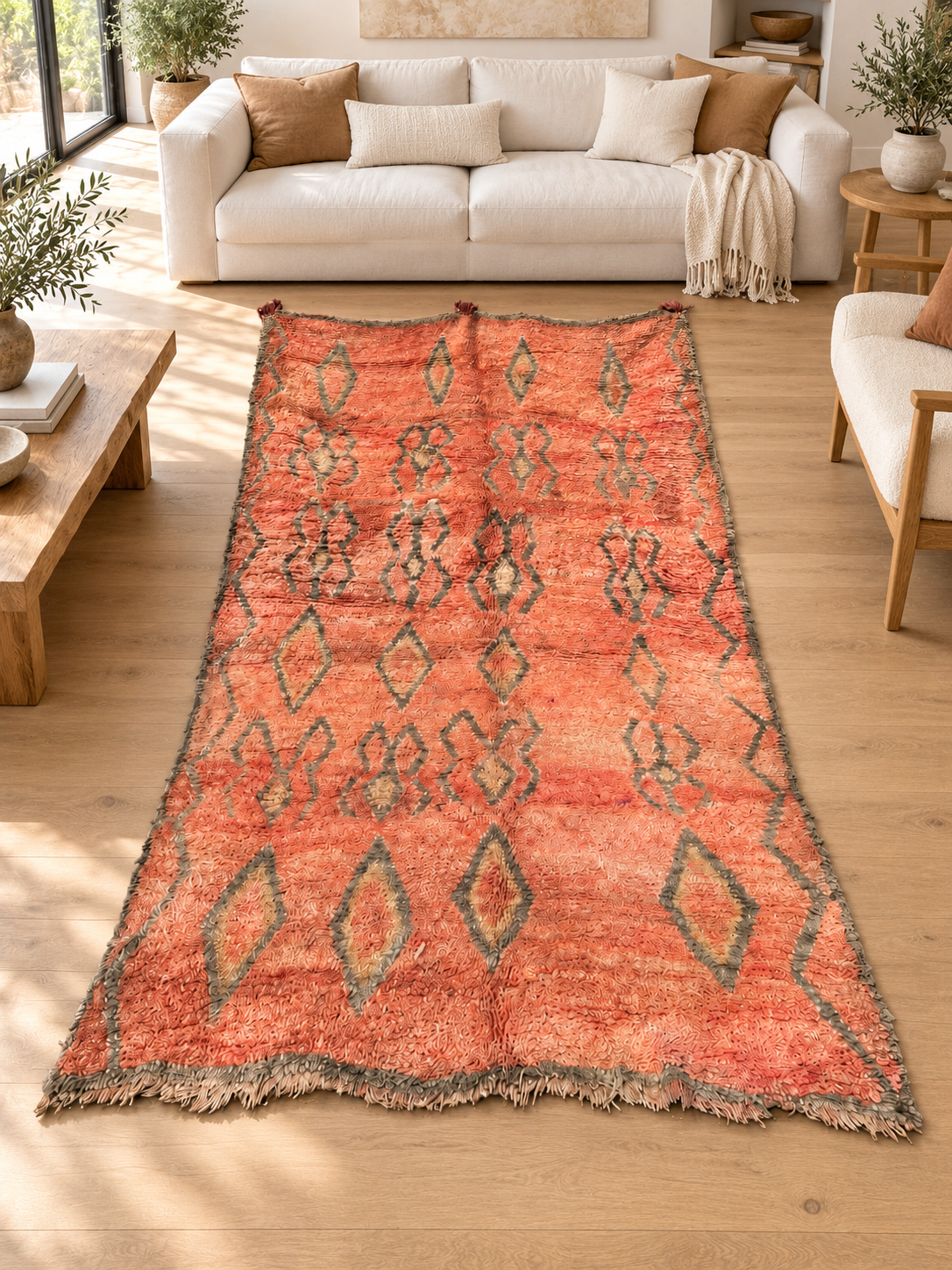Vintage Teppich in Apricot mit offenen Rautenmotiven – 350 × 180 cm, im Wohnzimmer – KI-Rauminspiration, Ansicht 1.