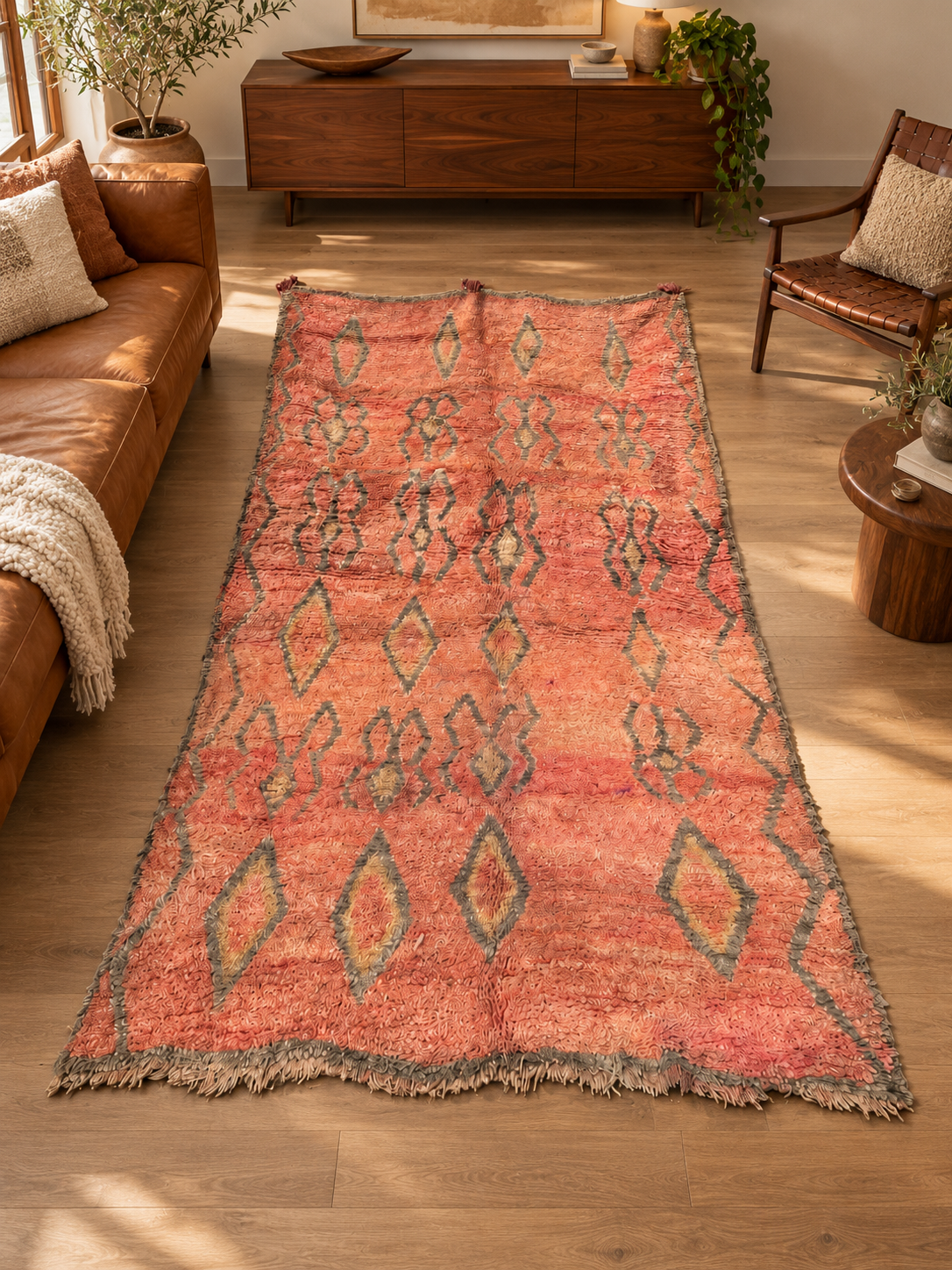 Vintage Teppich in Apricot mit offenen Rautenmotiven – 350 × 180 cm, im Wohnzimmer – KI-Rauminspiration, Ansicht 2.