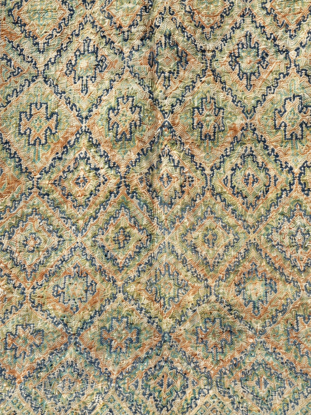 Musterausschnitt: Vintage Teppich in Beige und Grün mit feinem Rautennetz – 360 × 210 cm.