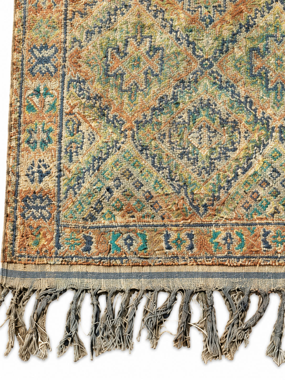 Randausschnitt: Vintage Teppich in Beige und Grün mit feinem Rautennetz – 360 × 210 cm.