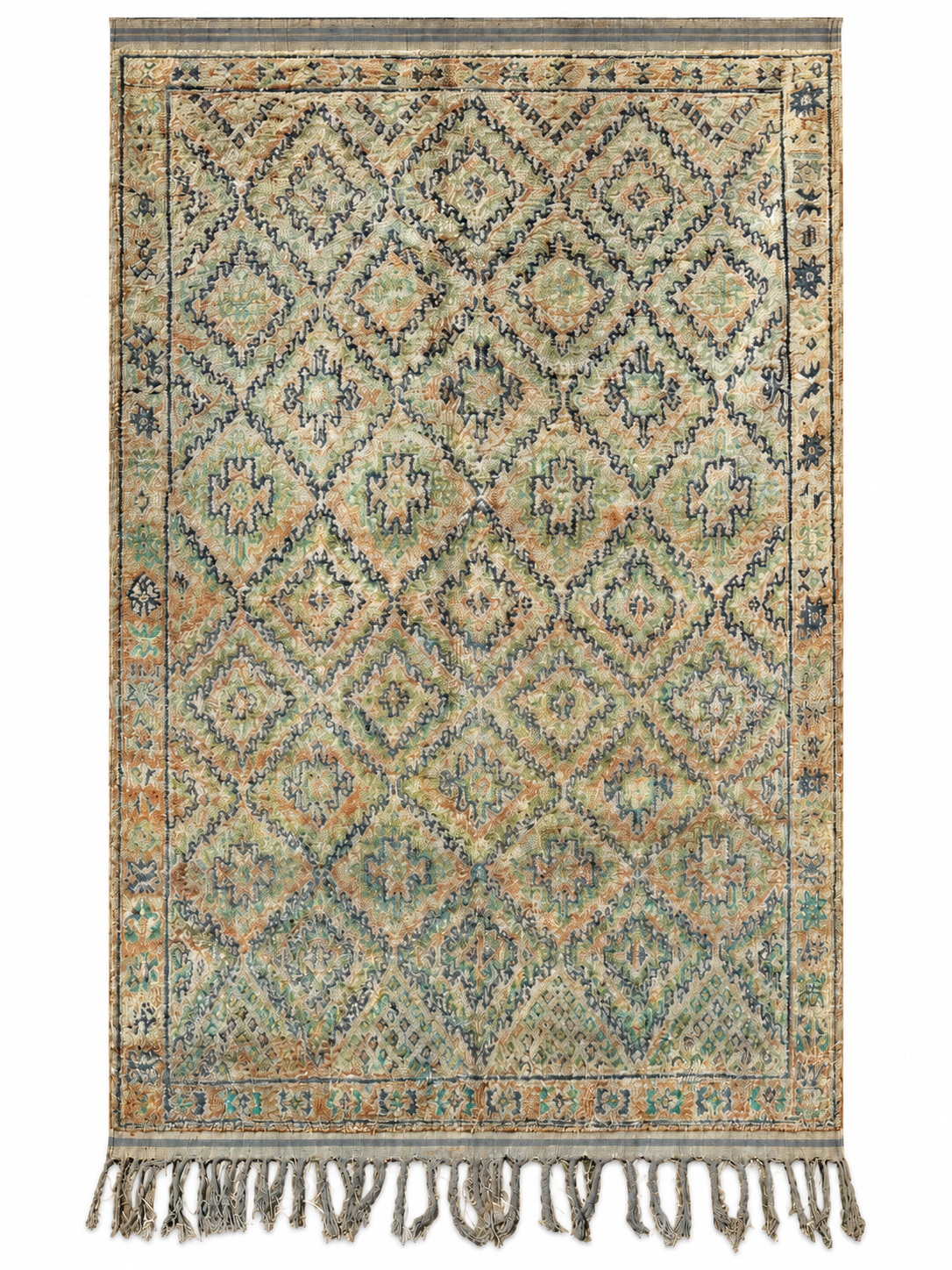 Vintage Teppich in Beige und Grün mit feinem Rautennetz aus Marokko, 360 × 210 cm, Gesamtansicht vor weißem Hintergrund.