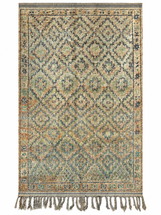 Vintage Teppich in Beige und Grün mit feinem Rautennetz aus Marokko, 360 × 210 cm, Gesamtansicht vor weißem Hintergrund.
