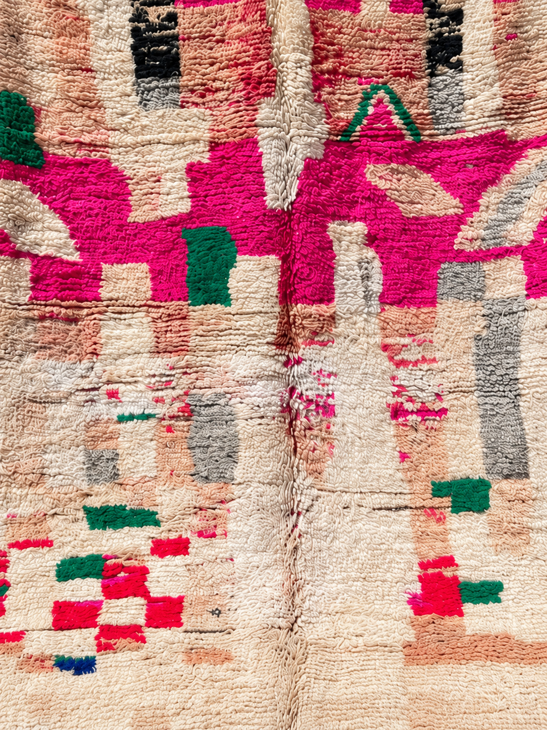 Musterausschnitt: Vintage Teppich in Creme und Pink mit abstrakten Farbfeldern – 280 × 170 cm.