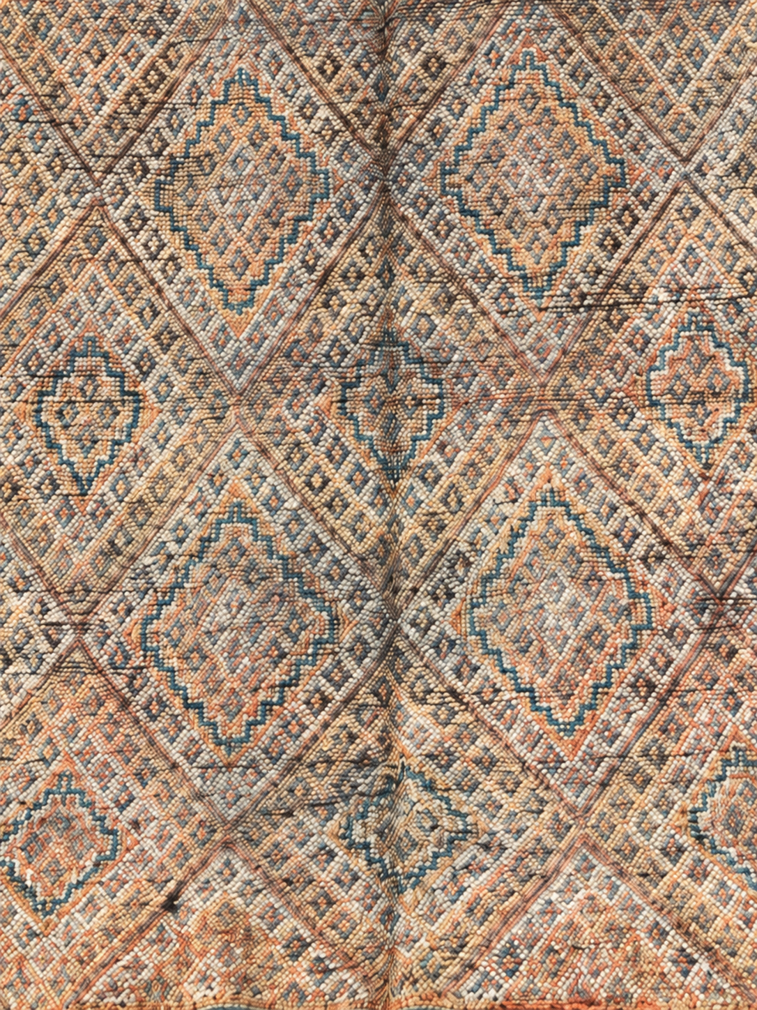 Musterausschnitt: Vintage Teppich in Grau und Beige mit dichter geometrischer Zeichnung – 267 × 200 cm.