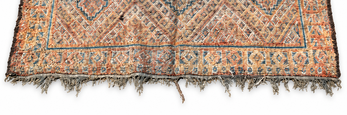 Randausschnitt: Vintage Teppich in Grau und Beige mit dichter geometrischer Zeichnung – 267 × 200 cm.