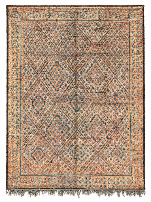 Vintage Teppich in Grau und Beige mit dichter geometrischer Zeichnung aus Marokko, 267 × 200 cm, Gesamtansicht vor weißem Hintergrund.