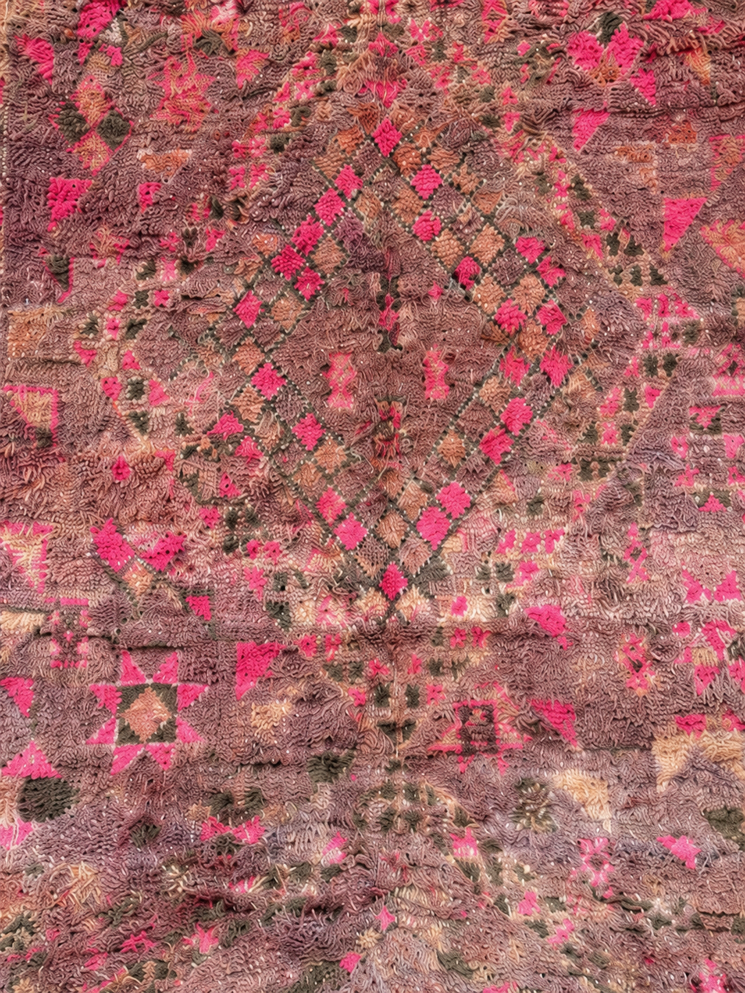 Musterausschnitt: Vintage Teppich in Grau und Pink mit verblassten Motiven – 316 × 190 cm.
