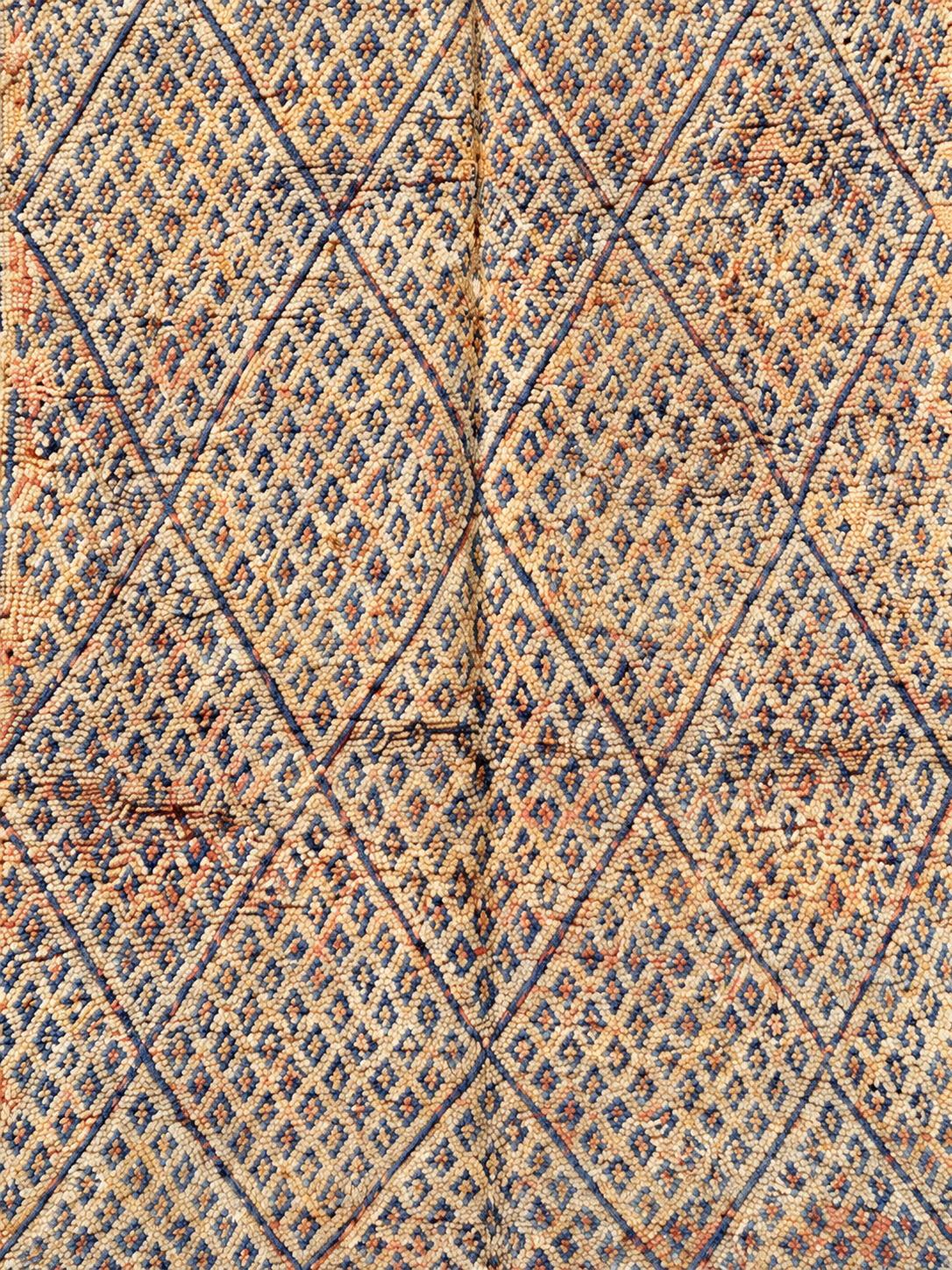 Musterausschnitt: Vintage Teppich in Naturtönen mit dichtem Rautenmuster – 300 × 176 cm.