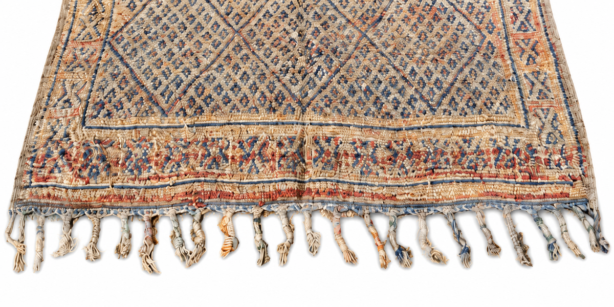 Randausschnitt: Vintage Teppich in Naturtönen mit dichtem Rautenmuster – 300 × 176 cm.
