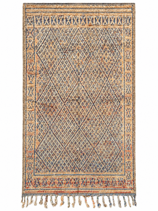 Vintage Teppich in Naturtönen mit dichtem Rautenmuster aus Marokko, 300 × 176 cm, Gesamtansicht vor weißem Hintergrund.