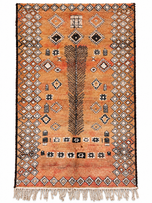 Vintage Teppich in Ocker mit kleinen Rauten aus Marokko, 300 × 195 cm, Gesamtansicht vor weißem Hintergrund.