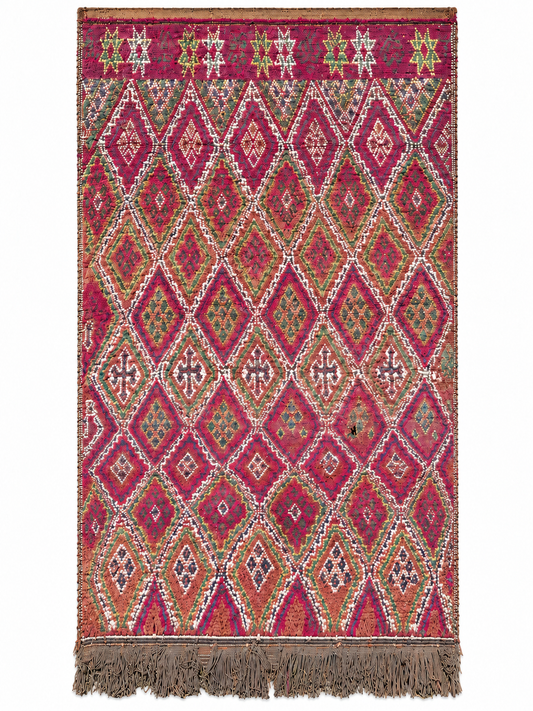 Vintage Teppich in Pink mit hellen Rautenreihen aus Marokko, 310 × 190 cm, Gesamtansicht vor weißem Hintergrund.