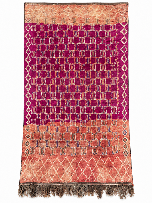 Vintage Teppich in Violett mit hellem Karomuster aus Marokko, 360 × 194 cm, Gesamtansicht vor weißem Hintergrund.