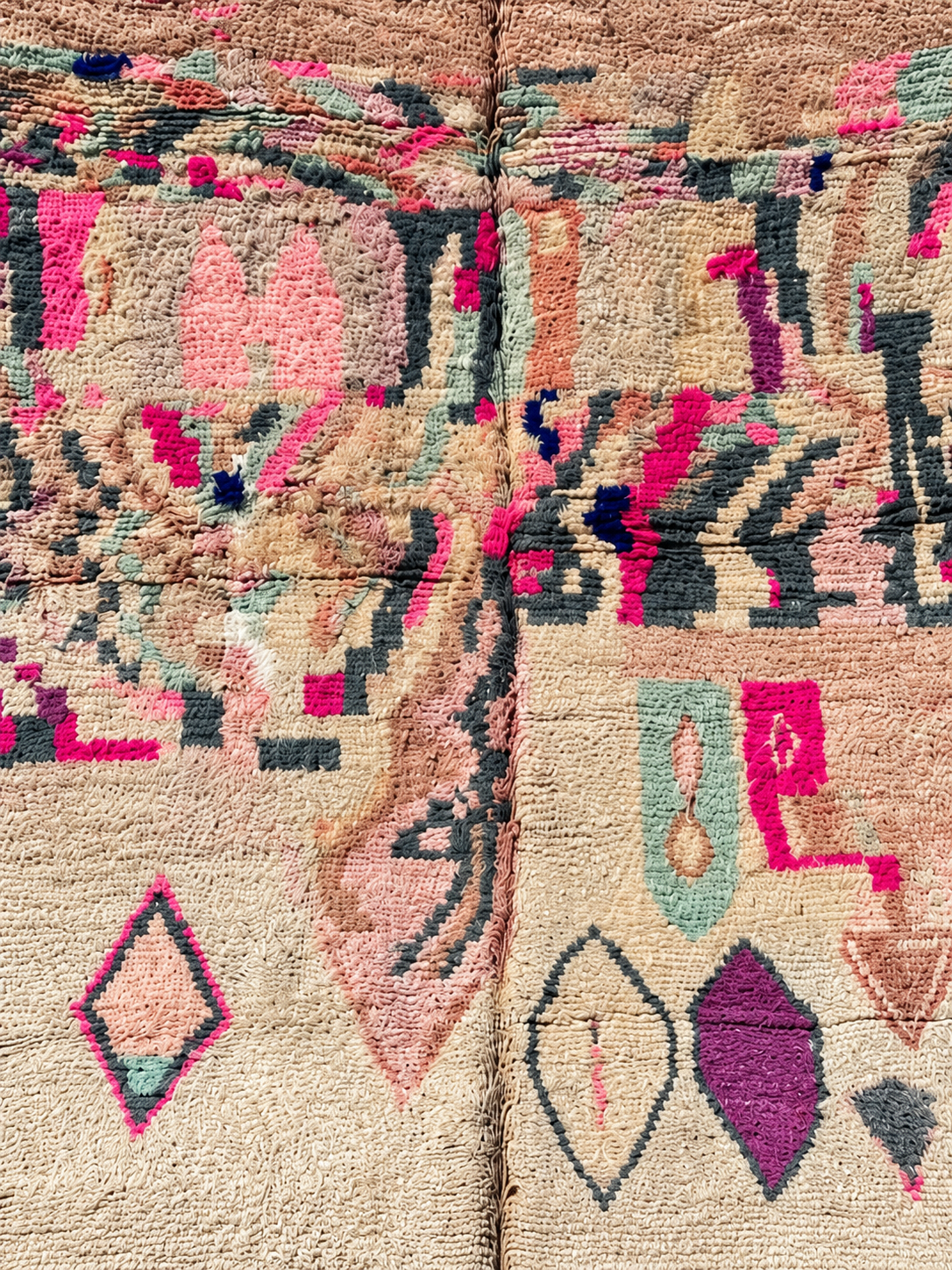 Musterausschnitt: Vintage Teppich mit abstrakten Motiven in Pink und Grün – 290 × 145 cm.