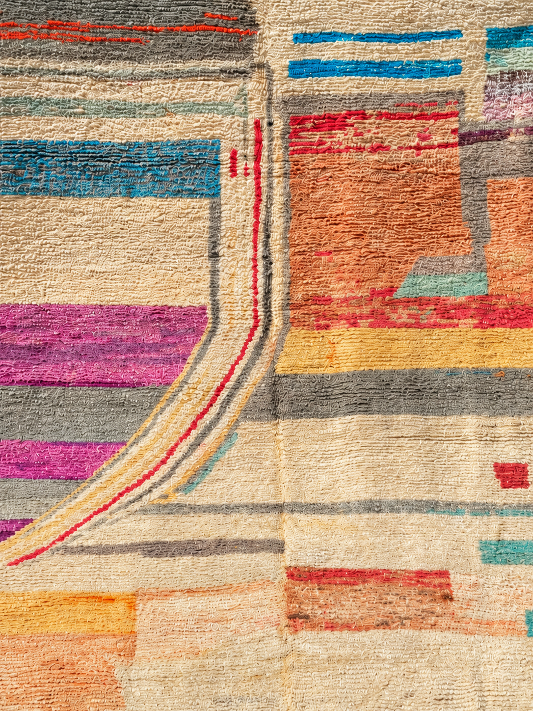 Musterausschnitt: Vintage Teppich mit farbigen Streifen und offenen Linien – 340 × 250 cm.