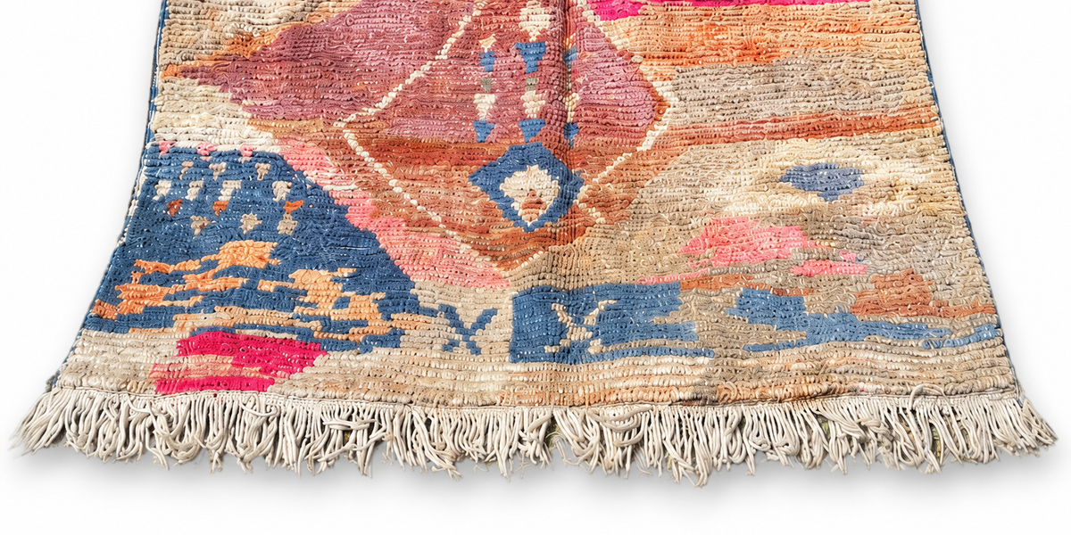 Randausschnitt: Vintage Teppich mit geometrischen Motiven in Rot und Blau – 262 × 150 cm.