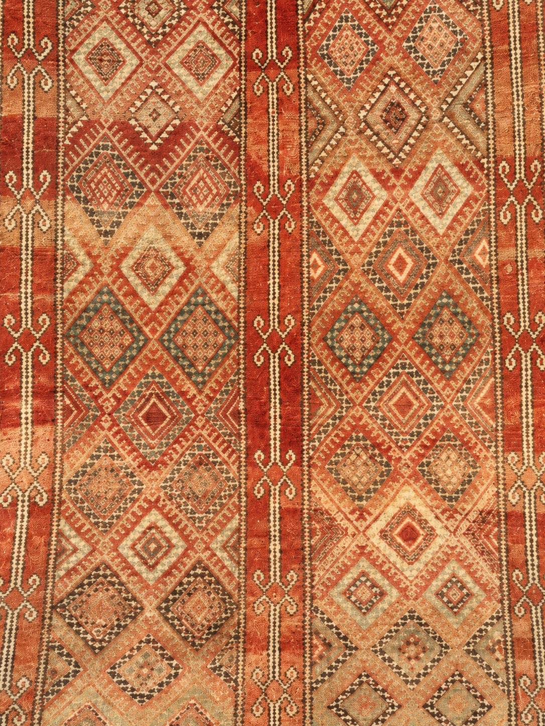 Musterausschnitt: Vintage Teppich mit roten Streifen und hellen Rauten – 310 × 180 cm.