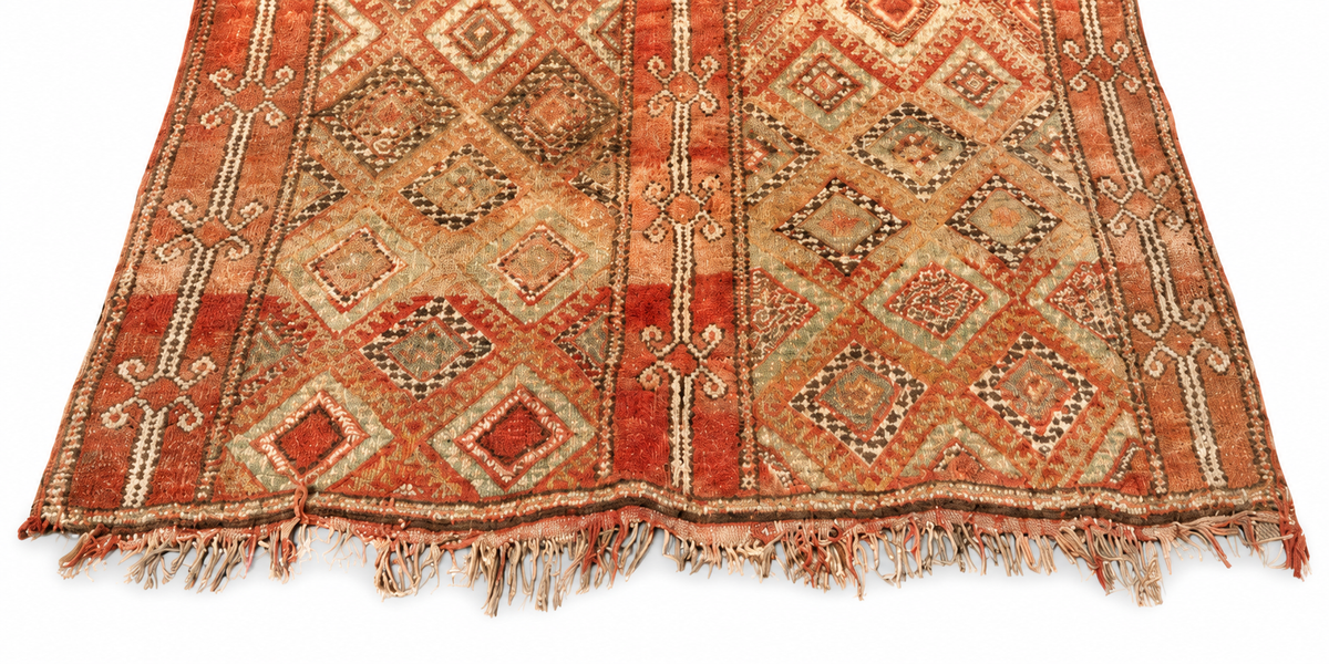 Randausschnitt: Vintage Teppich mit roten Streifen und hellen Rauten – 310 × 180 cm.