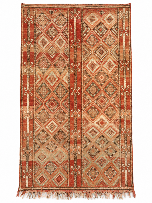 Vintage Teppich mit roten Streifen und hellen Rauten aus Marokko, 310 × 180 cm, Gesamtansicht vor weißem Hintergrund.