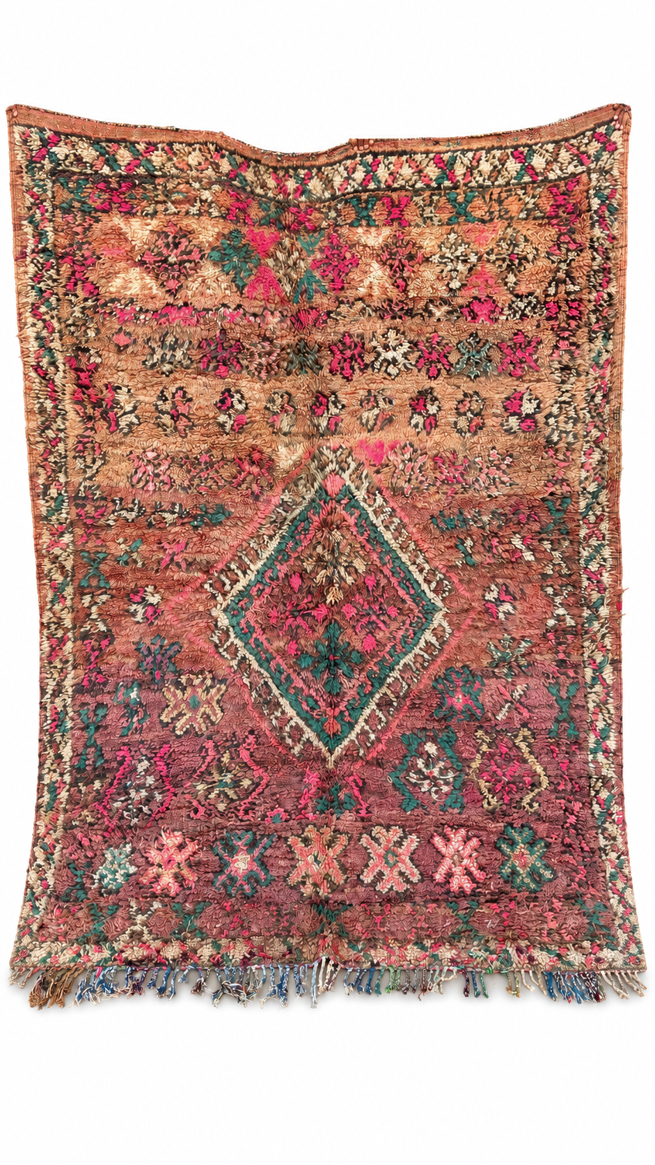 Vintage Teppich Rosa mit grüner Mittelraute – 260 × 185 cm – weitere Ansicht mit natürlichem Fall, anhand des Originalfotos aufbereitet.