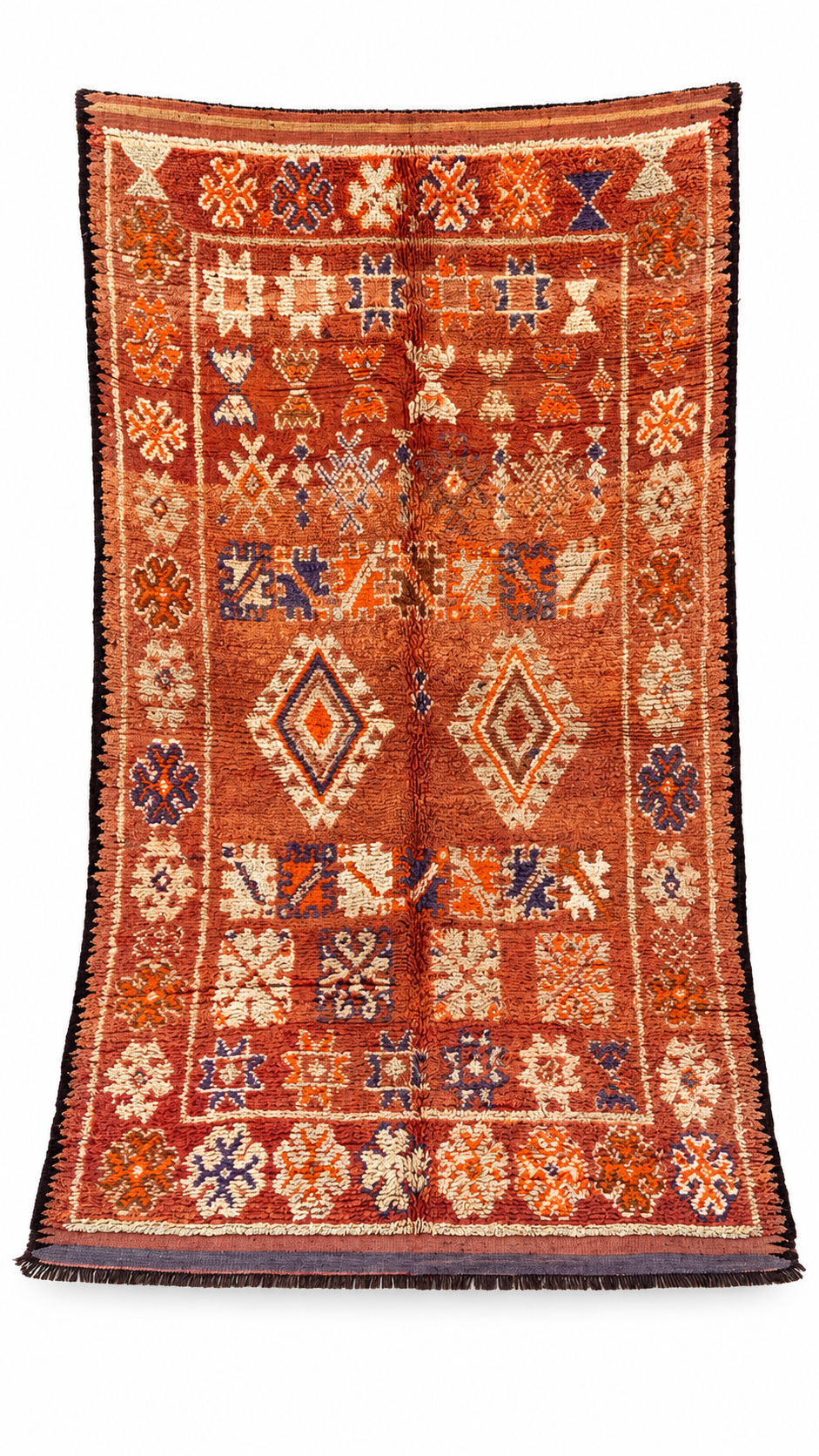 Vintage Teppich Rostrot mit cremefarbenen Rauten – 320 × 160 cm – weitere Ansicht mit natürlichem Fall, anhand des Originalfotos aufbereitet.