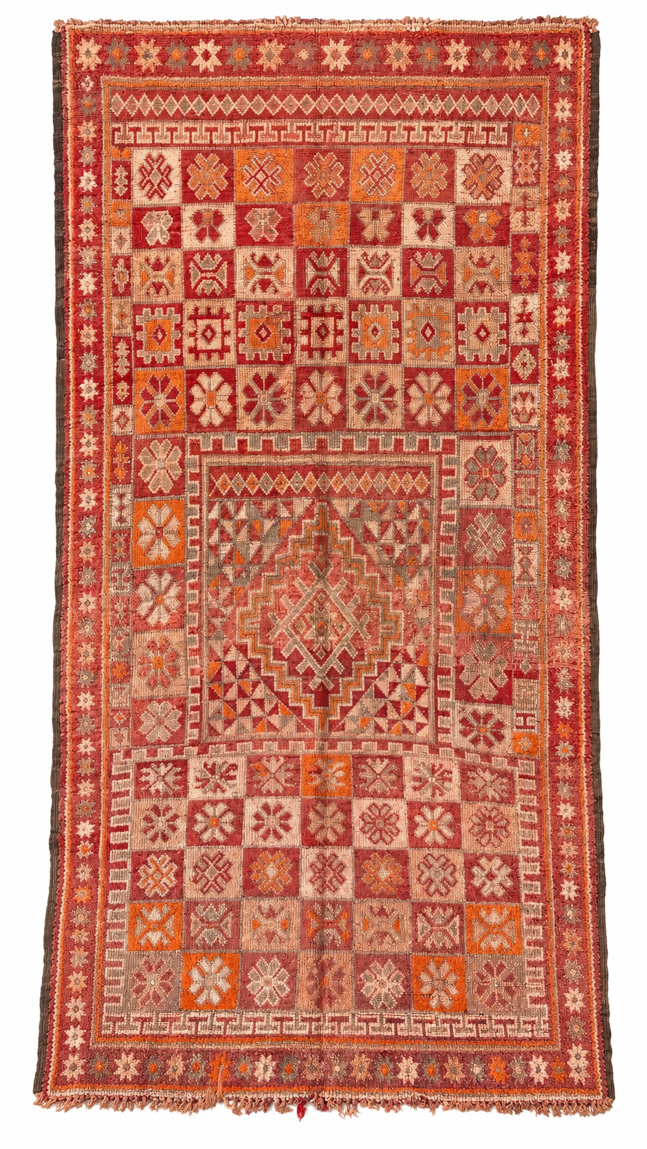 Vintage Teppich Rot Beige mit geometrischen Feldern, 360 × 190 cm – anhand des Originalfotos freigestellte Gesamtansicht.