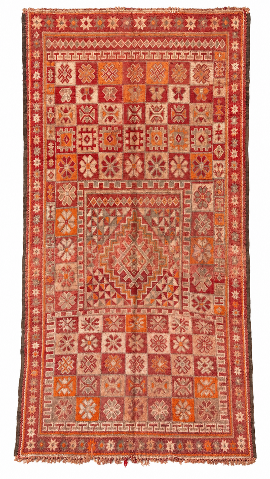 Vintage Teppich Rot Beige mit geometrischen Feldern, 360 × 190 cm – anhand des Originalfotos freigestellte Gesamtansicht.