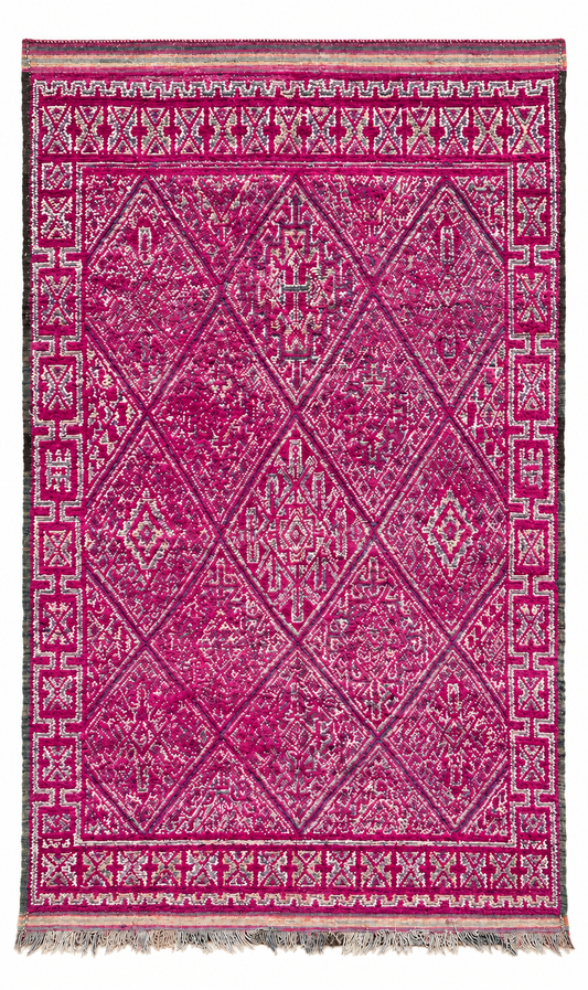Vintage Teppich Violett mit filigranem Rautenmuster – 330 × 196 cm – flache Gesamtansicht auf Weiß.