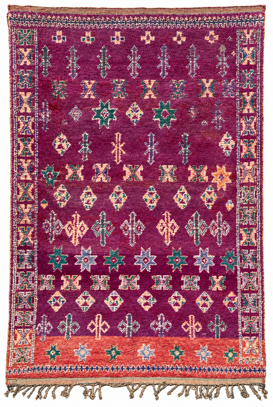 Violetter Vintage Teppich mit hellen Symbolreihen – 277 × 186 cm – digital begradigte Gesamtansicht auf weißem Hintergrund.