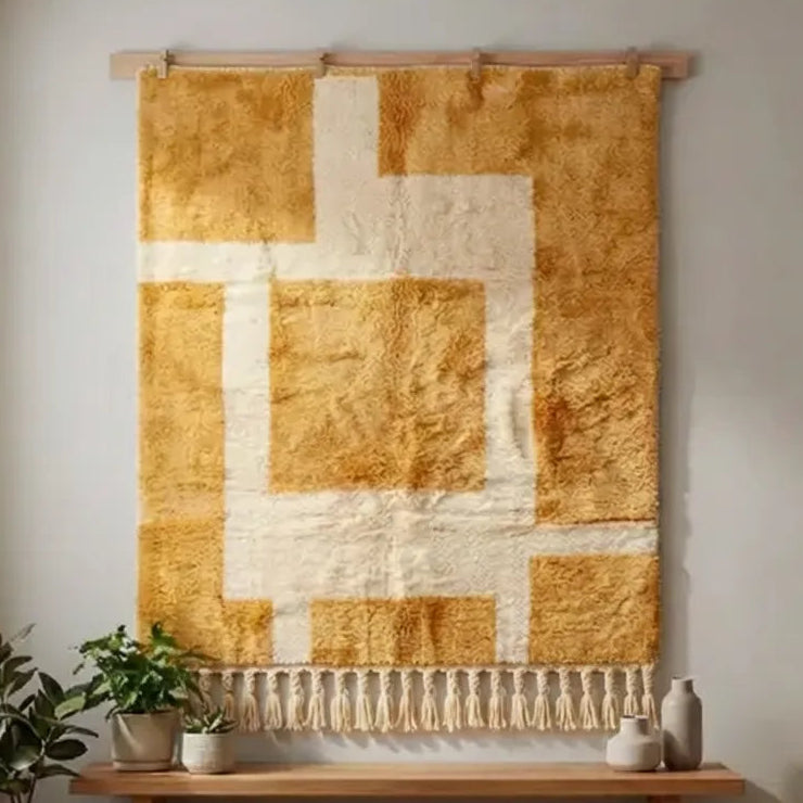 Moderner ockergelber Beni Ourain Berberteppich nach Maß mit großen cremeweißen geometrischen Blockmustern als Wandbehang handgeknüpft von Tislit
