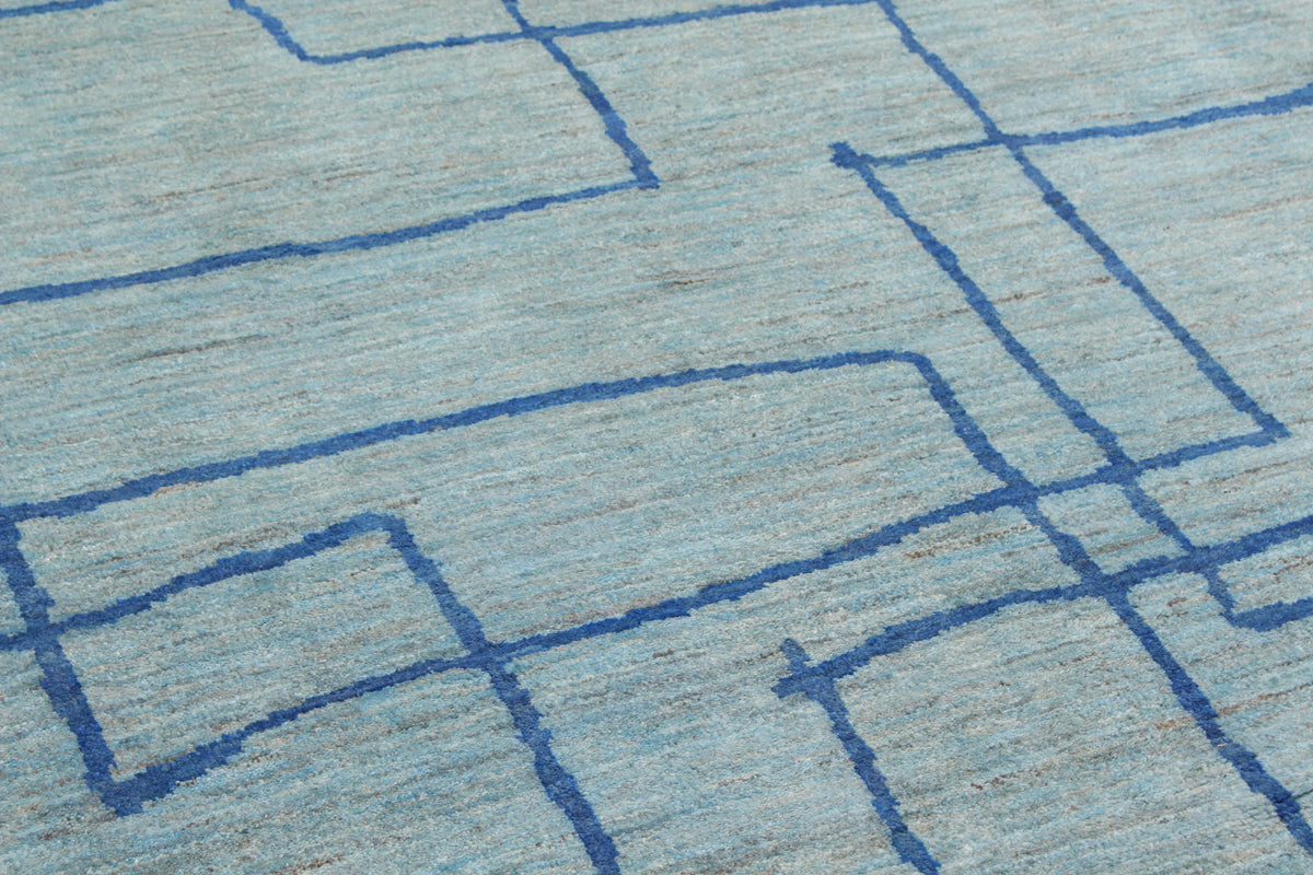 Hellblauer Orientteppich mit grafischen Linien, 322 × 245 cm – Produktansicht 4