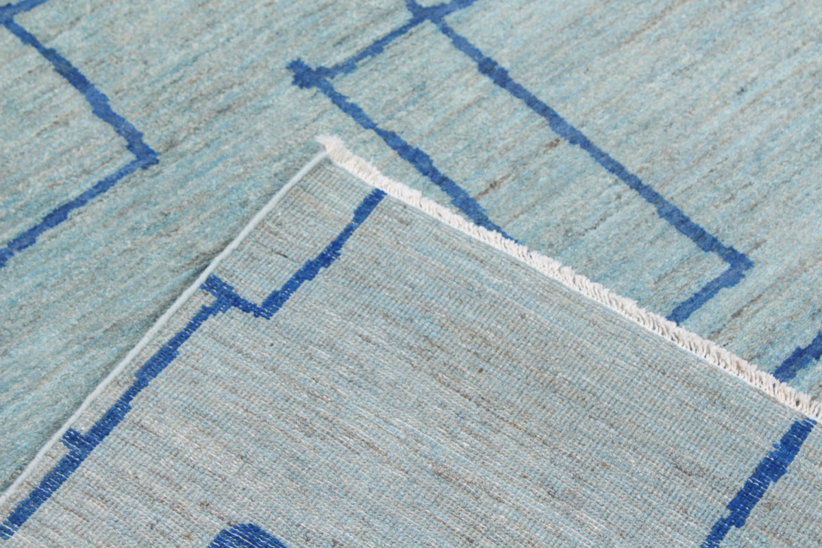 Hellblauer Orientteppich mit grafischen Linien, 322 × 245 cm – Produktansicht 5