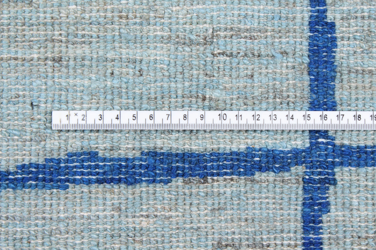 Hellblauer Orientteppich mit grafischen Linien, 322 × 245 cm – Produktansicht 6