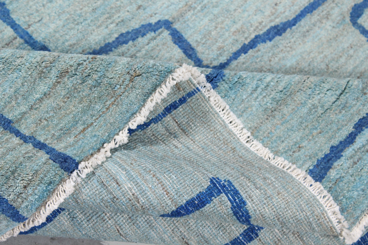 Hellblauer Orientteppich mit grafischen Linien, 322 × 245 cm – Produktansicht 8